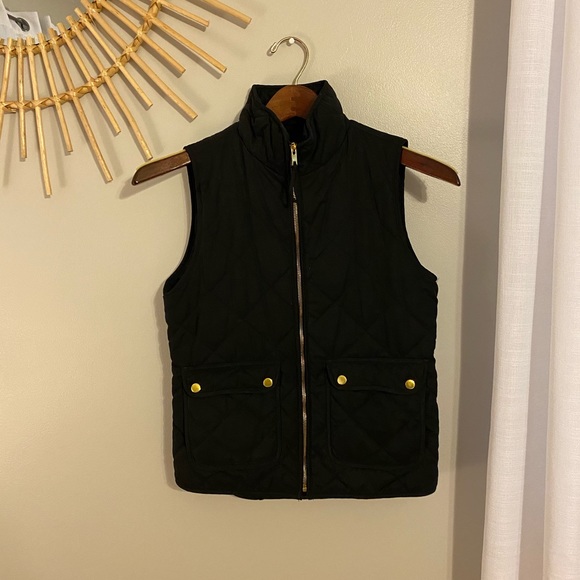 Francesca‘s Black women’s puffy vest - Picture 2 of 3